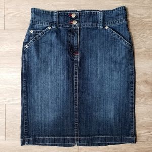 Dark blue jean pencil midi skirt with pockets size 6 Fall classic stretch